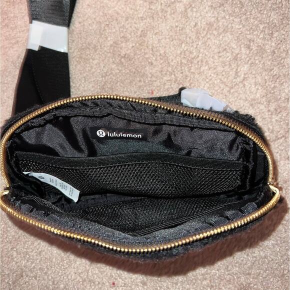 New Lululemon Everywhere Fleece Belt Bag Black 1L - Picture 5 of 9